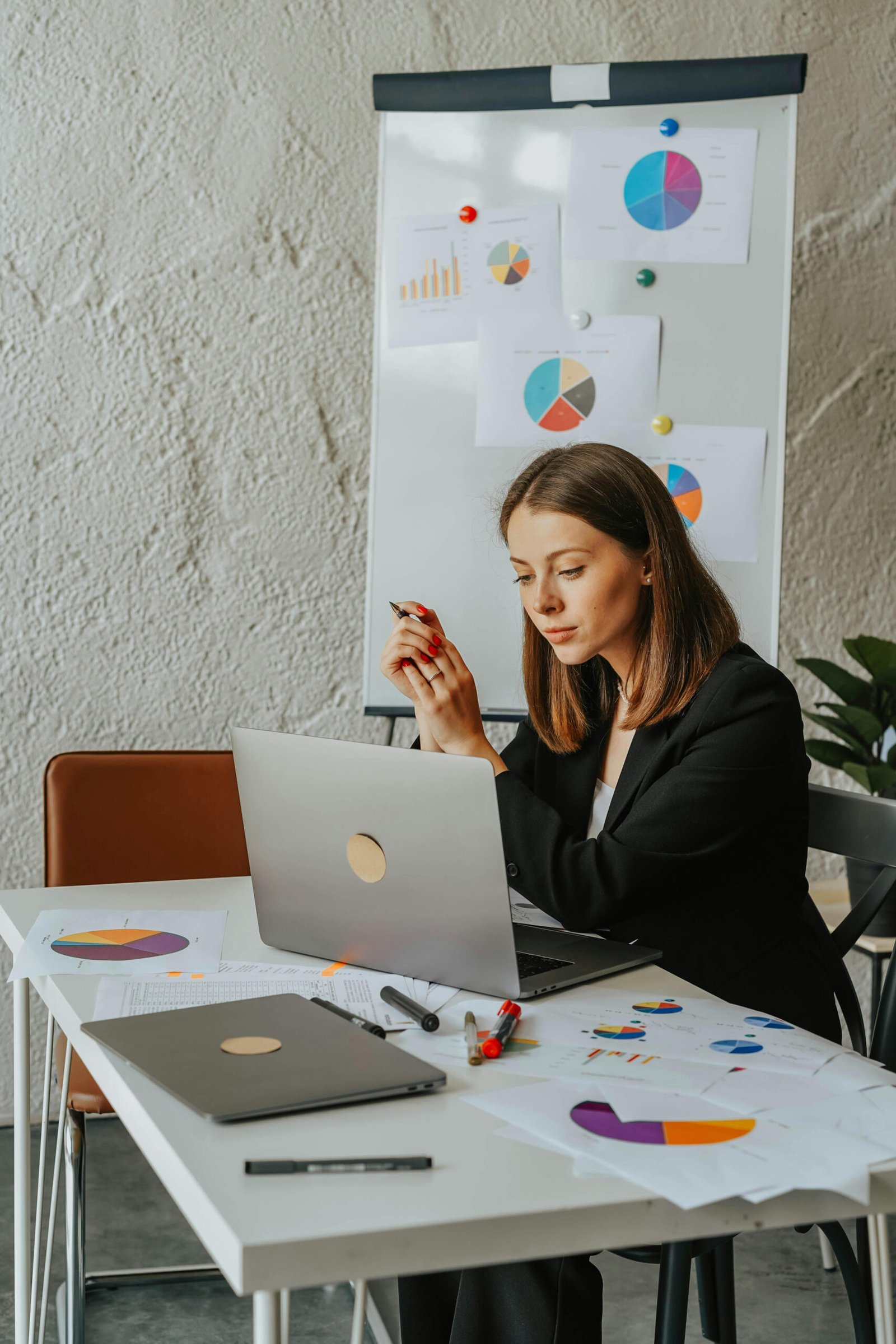 Profesional trabajando en la estrategia de su marca personal