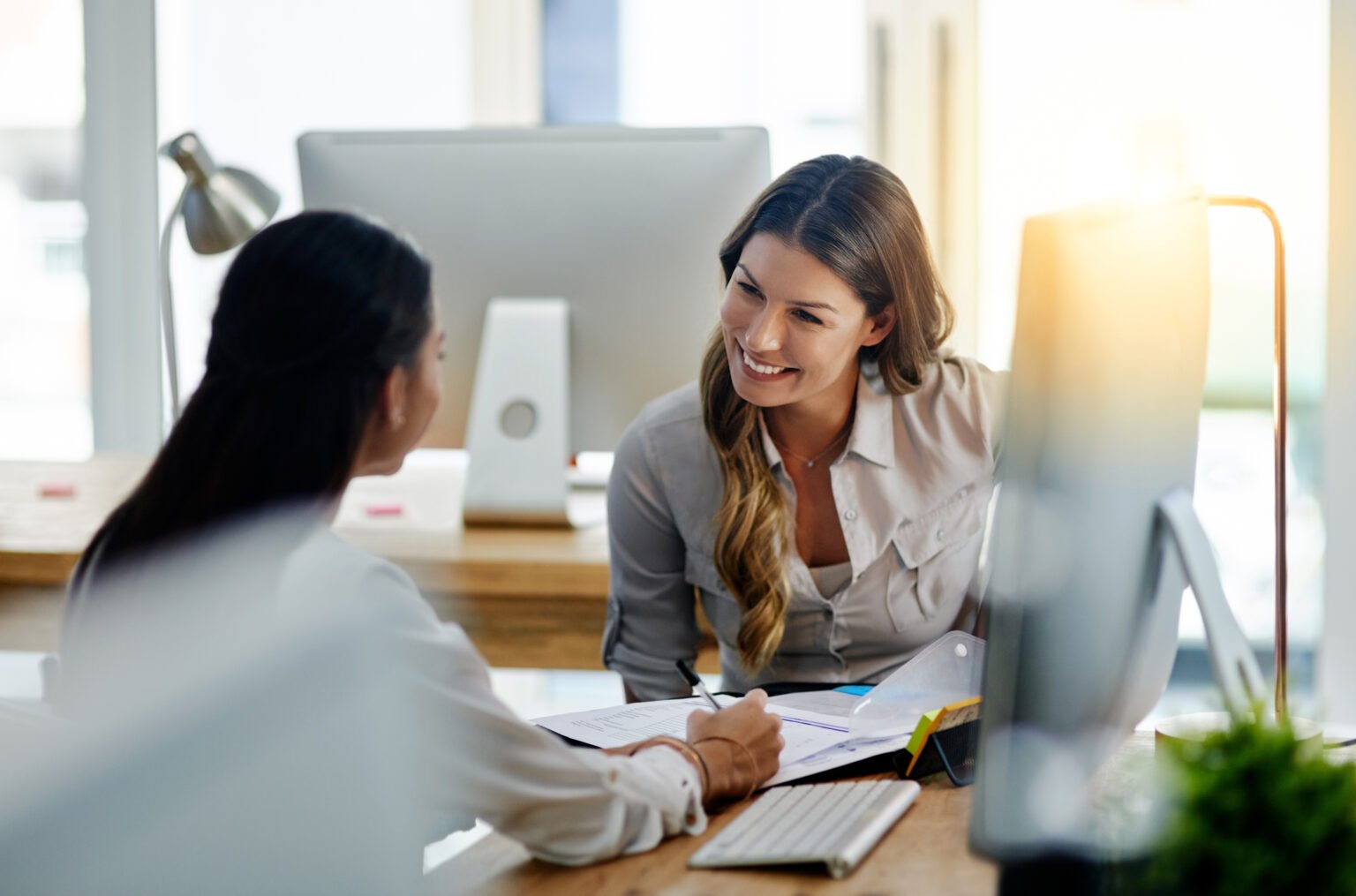 Dos empresarias conversando sobre la estrategia de su marca